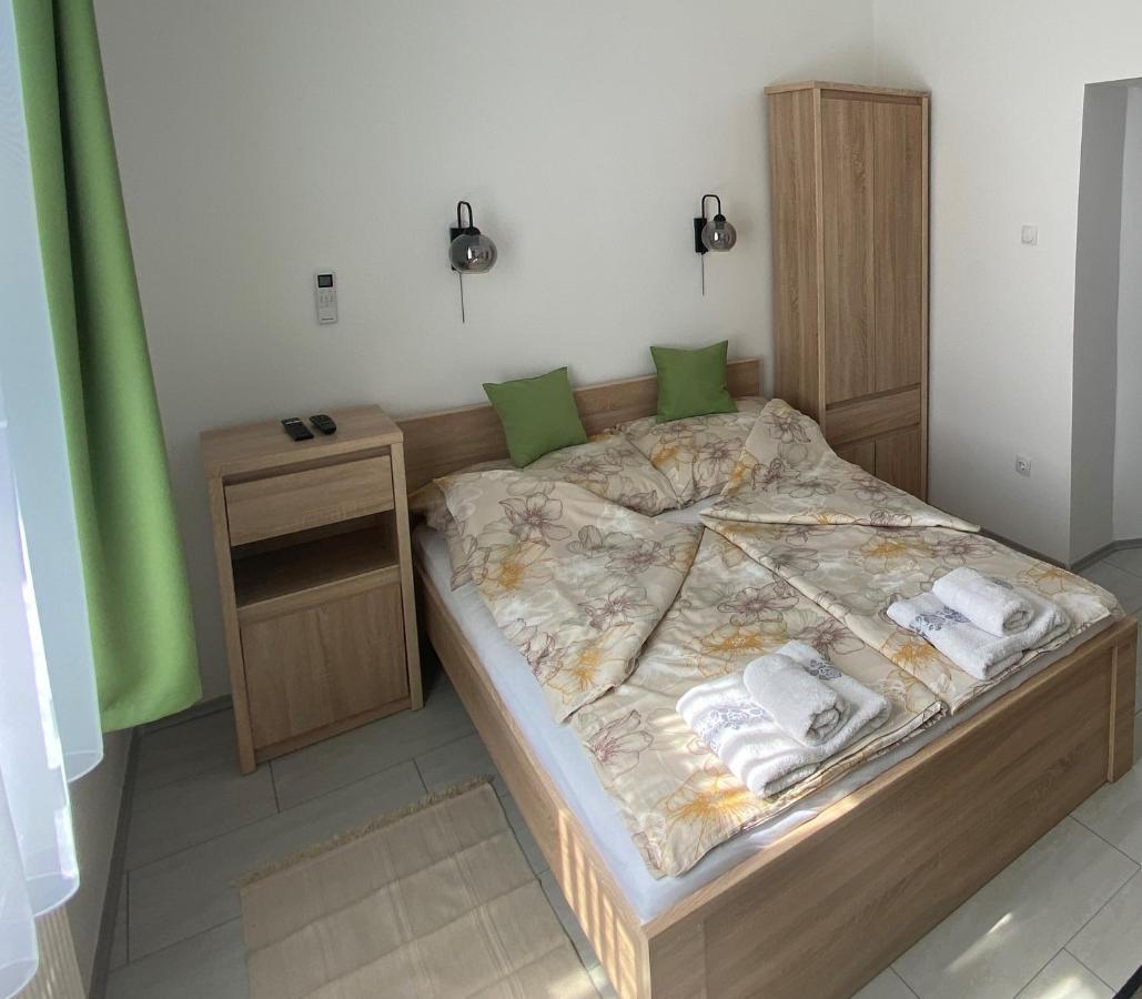 Rad-Var Apartmanhaz Eger Buitenkant foto