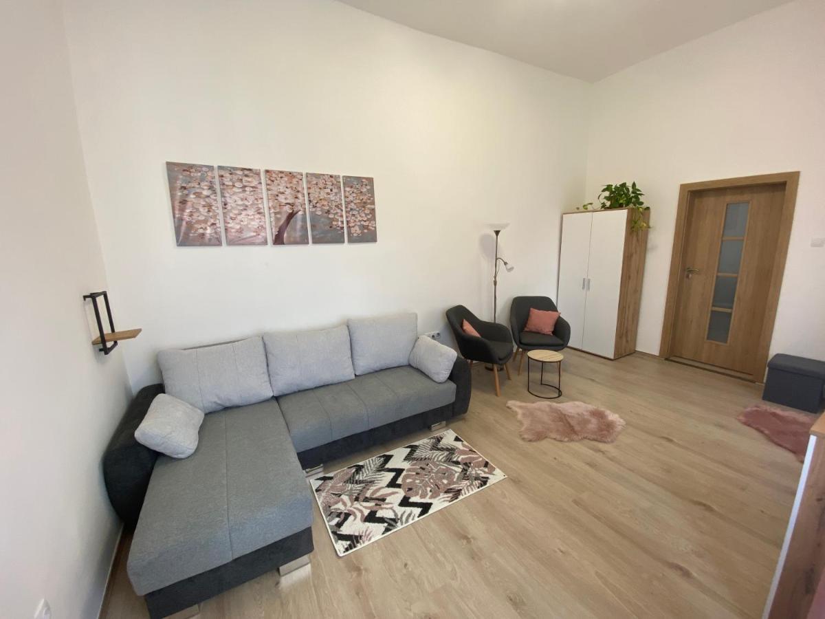 Rad-Var Apartmanhaz Eger Buitenkant foto