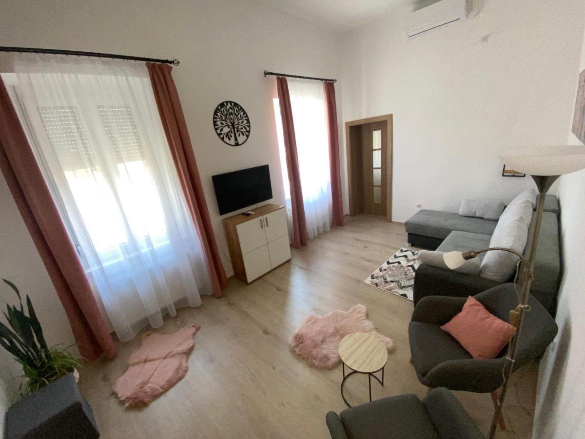 Rad-Var Apartmanhaz Eger Buitenkant foto