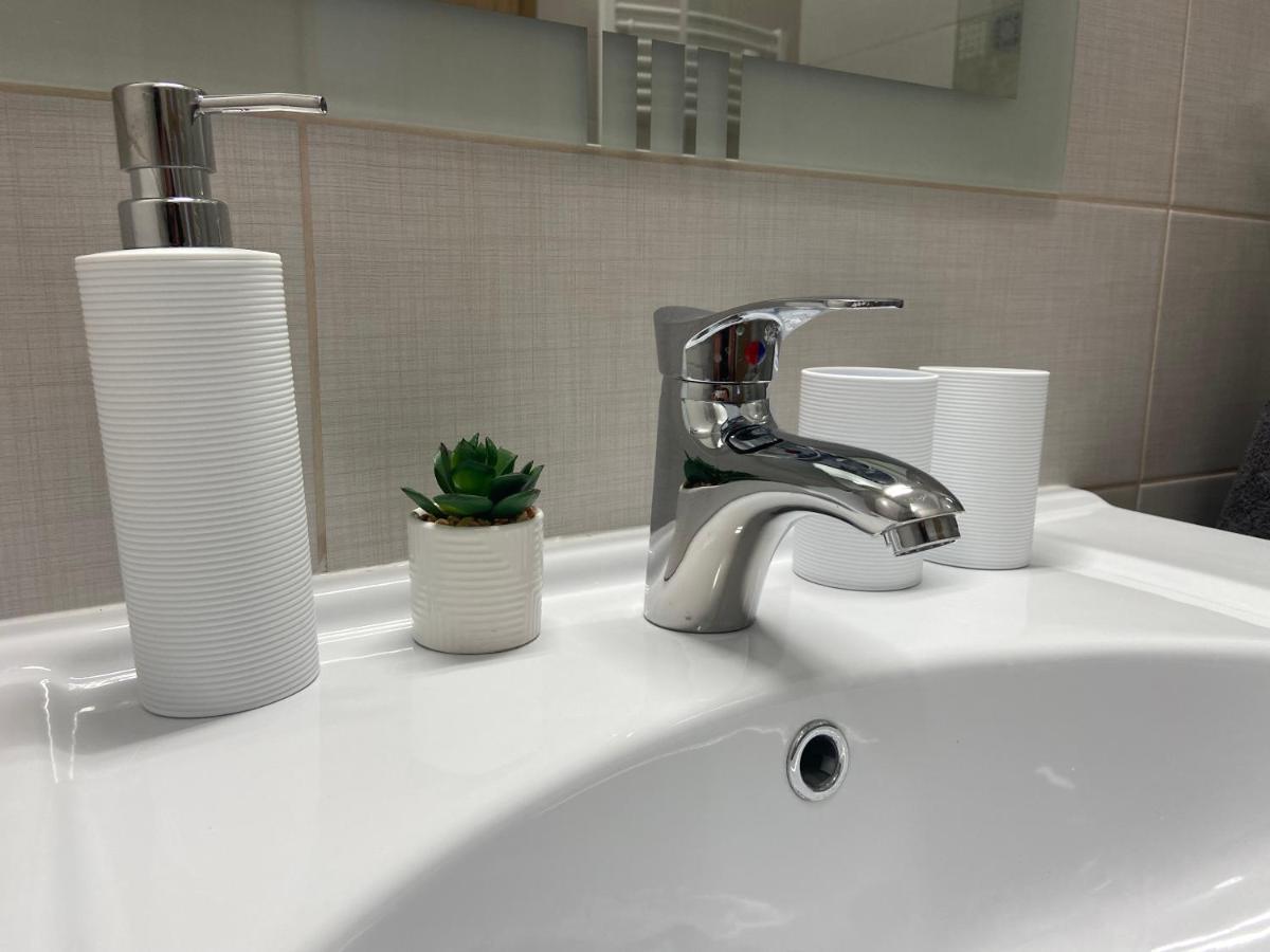 Rad-Var Apartmanhaz Eger Buitenkant foto