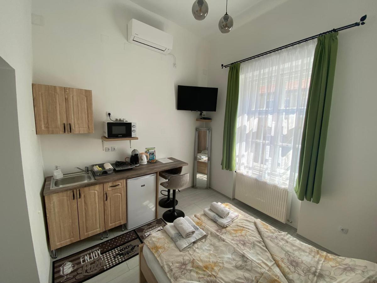 Rad-Var Apartmanhaz Eger Buitenkant foto