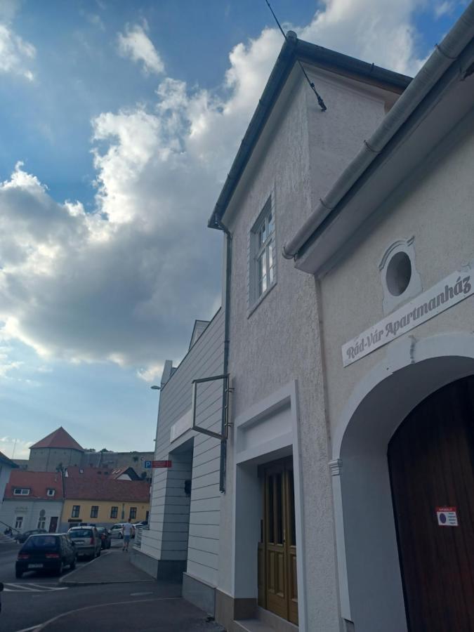 Rad-Var Apartmanhaz Eger Buitenkant foto
