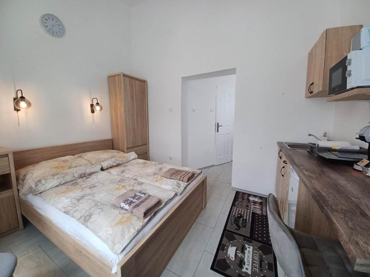 Rad-Var Apartmanhaz Eger Buitenkant foto
