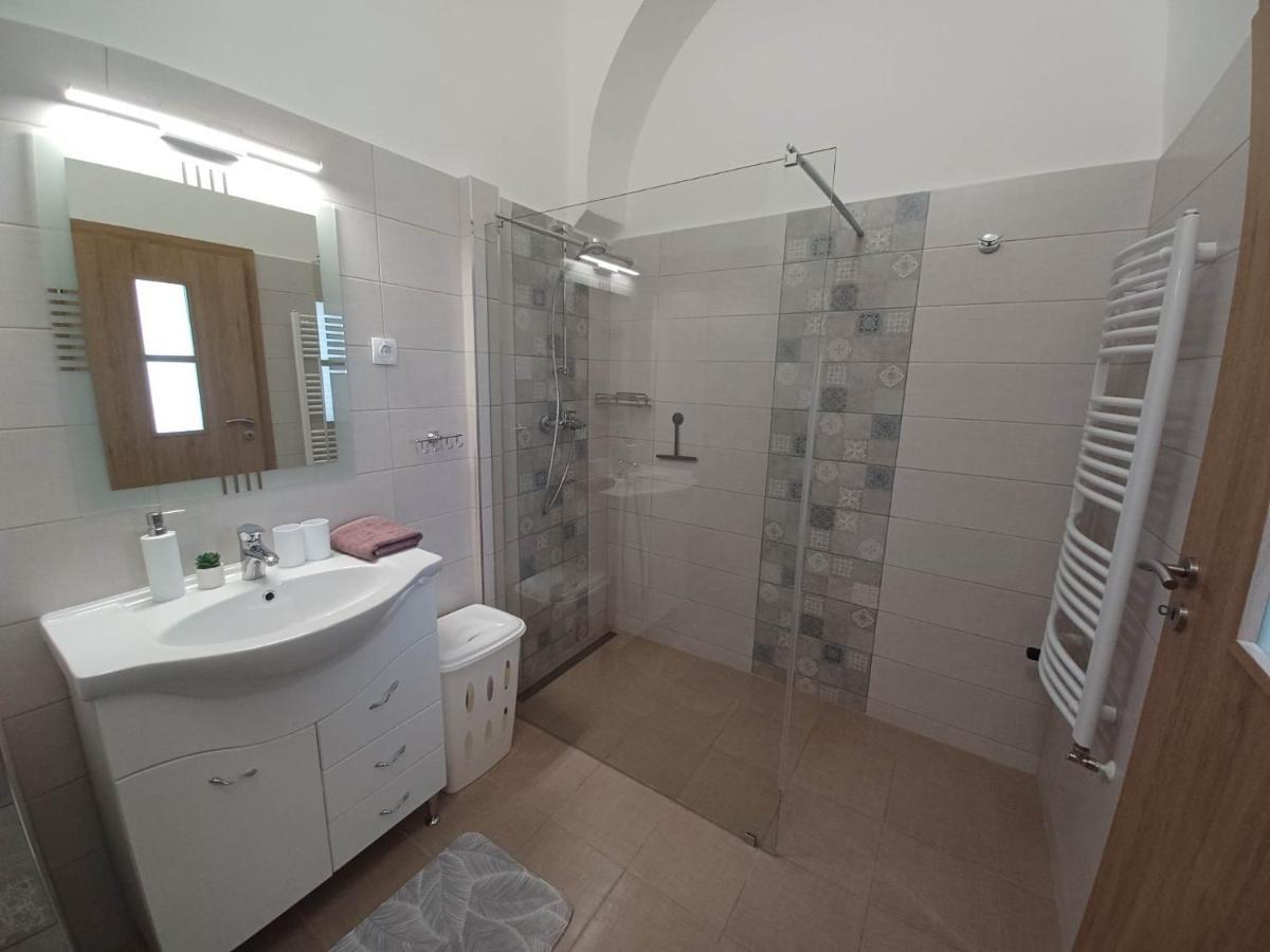 Rad-Var Apartmanhaz Eger Buitenkant foto