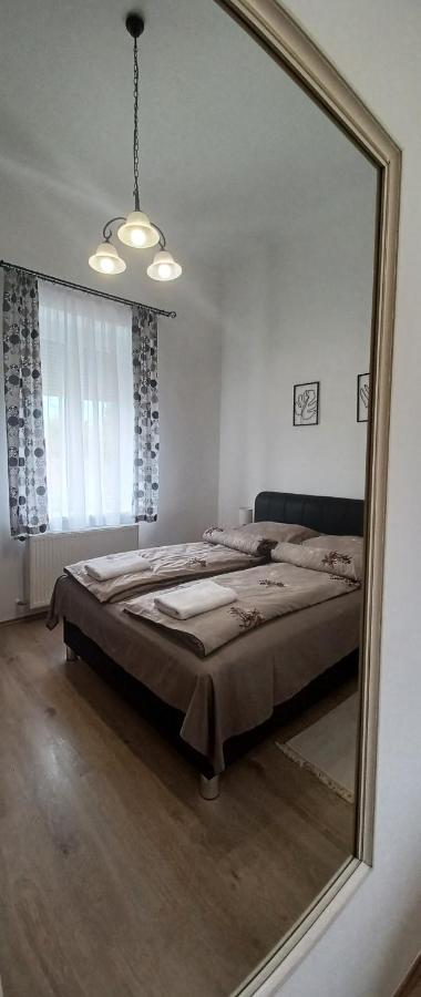 Rad-Var Apartmanhaz Eger Buitenkant foto