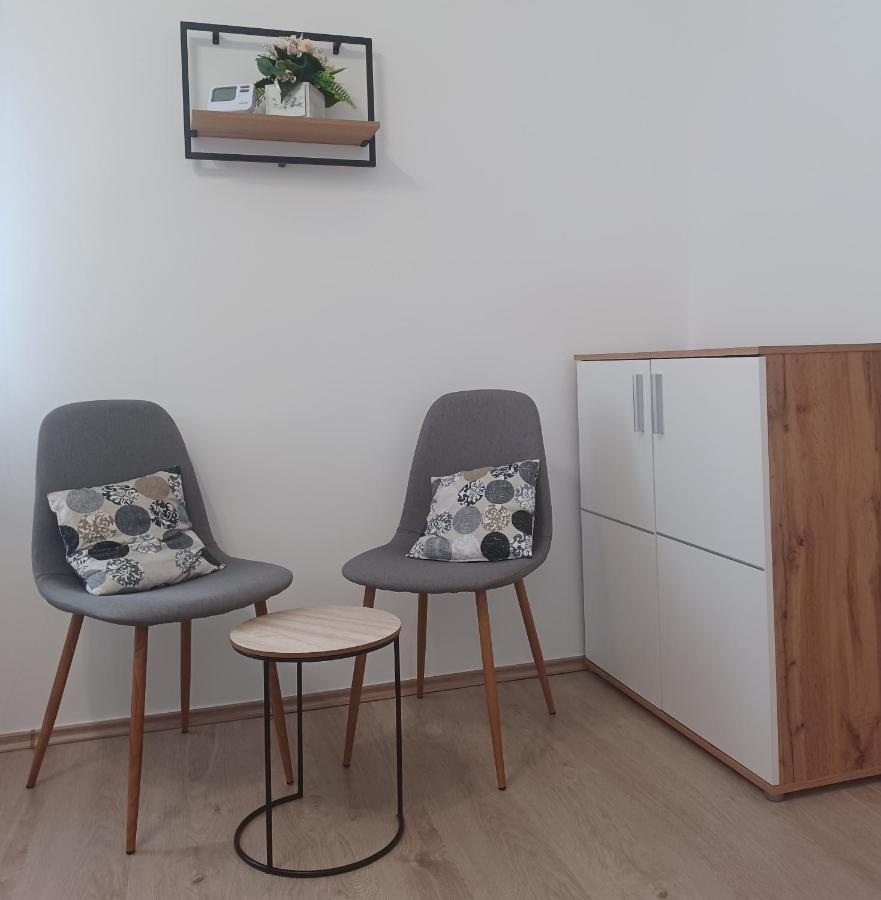 Rad-Var Apartmanhaz Eger Buitenkant foto