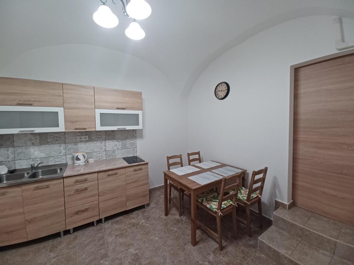 Rad-Var Apartmanhaz Eger Buitenkant foto