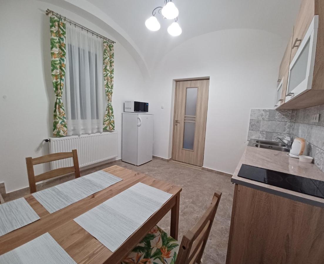 Rad-Var Apartmanhaz Eger Buitenkant foto