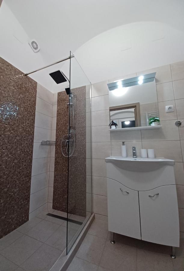 Rad-Var Apartmanhaz Eger Buitenkant foto